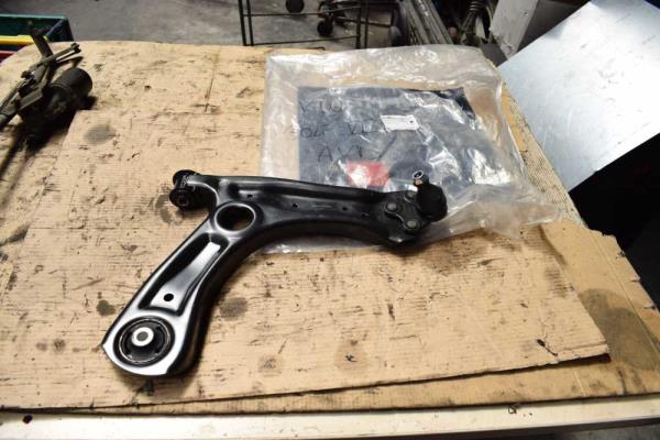 TRIANGLE AVANT DROIT VW/AUDI/SEAT/SKODA - Vue 1